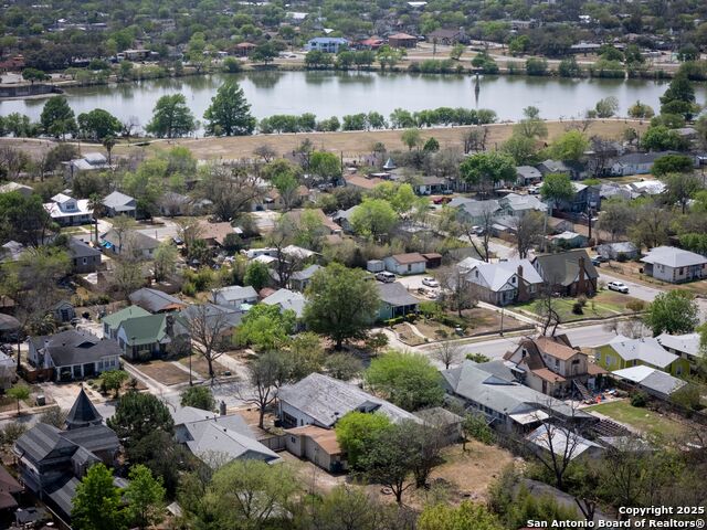 Image 20 of 36 For 1907 Woodlawn Ave W