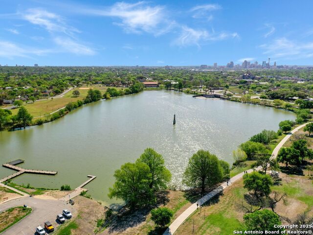 Image 26 of 36 For 1907 Woodlawn Ave W