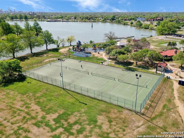 Image 32 of 36 For 1907 Woodlawn Ave W