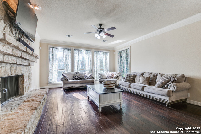 Listing photo id 3 for 734 Teatro  