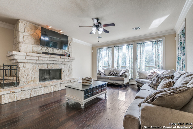 Listing photo id 4 for 734 Teatro  