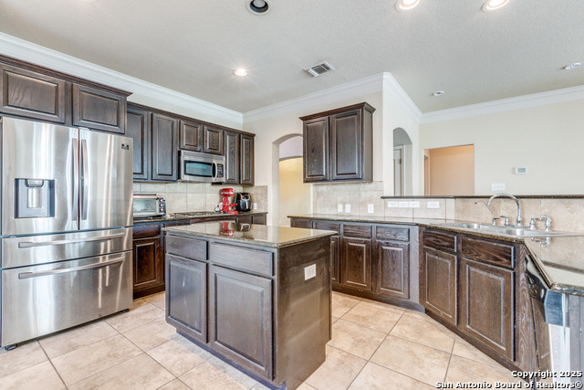 Listing photo id 7 for 734 Teatro  