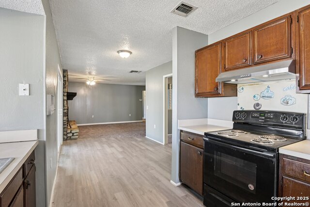 Listing photo id 21 for 8203 Phoenix