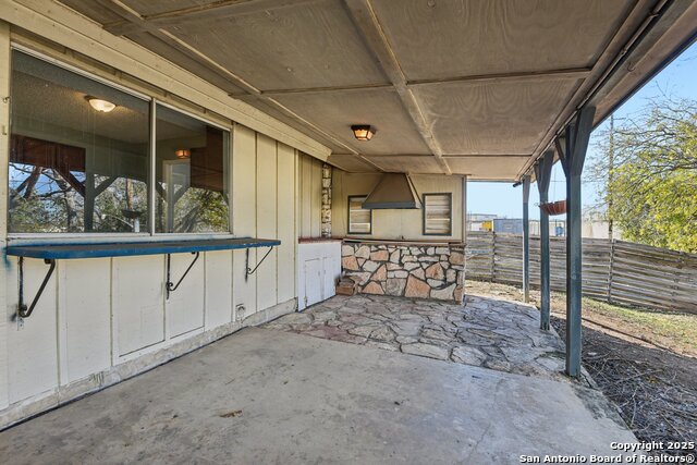 Listing photo id 43 for 8203 Phoenix