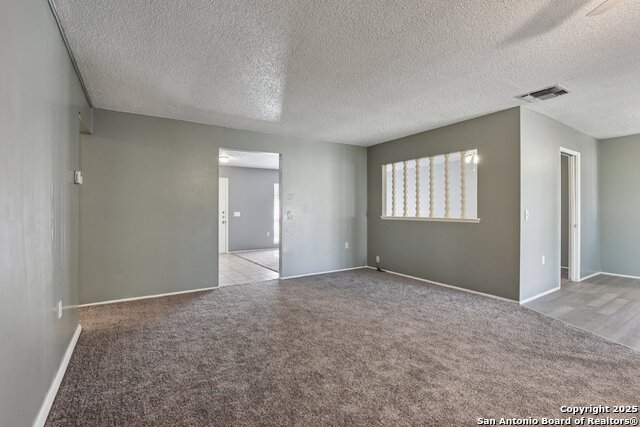 Listing photo id 7 for 8203 Phoenix