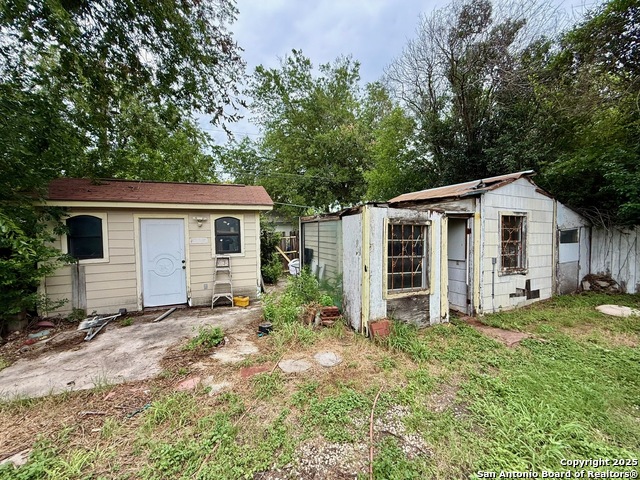 Image 23 of 27 For 215 Academy W