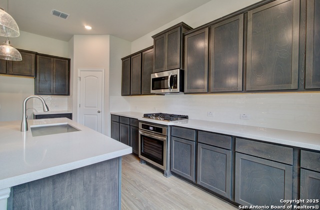 Listing photo id 3 for 836 Little Pebble