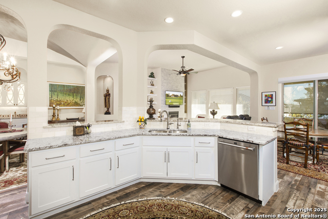 Listing photo id 9 for 10 Denbury Gln