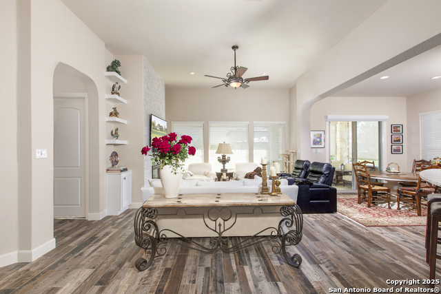 Listing photo id 14 for 10 Denbury Gln