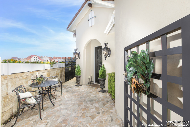 Listing photo id 0 for 10 Denbury Gln