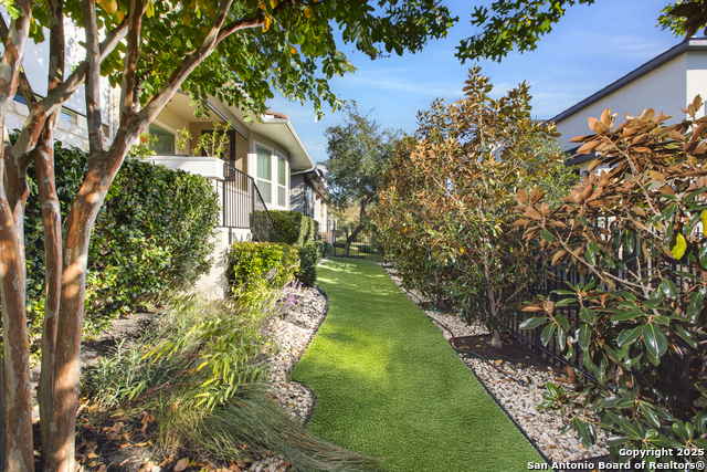 Listing photo id 24 for 10 Denbury Gln