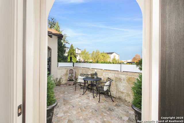 Listing photo id 1 for 10 Denbury Gln