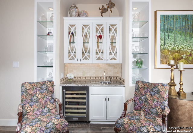 Listing photo id 3 for 10 Denbury Gln