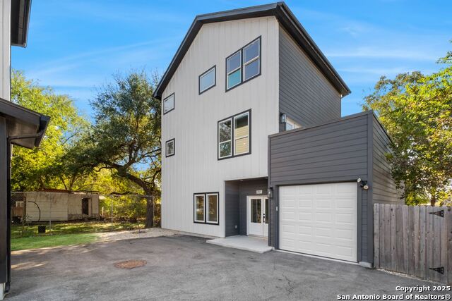 Image 2 of 32 For 106 Bank St  201