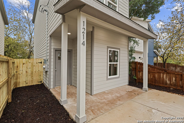 Listing photo id 0 for 1214 Aransas