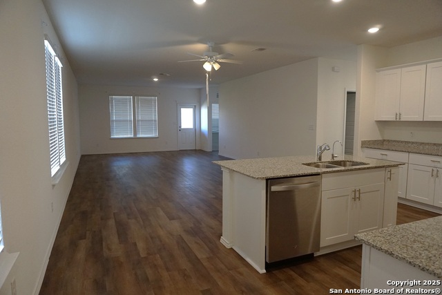 Listing photo id 3 for 1206 Casa Luminar