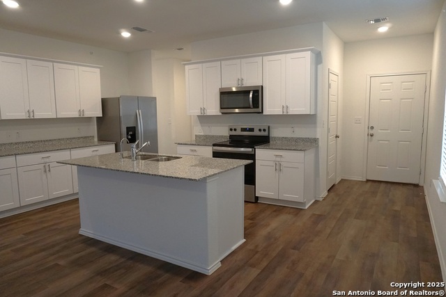 Listing photo id 4 for 1206 Casa Luminar