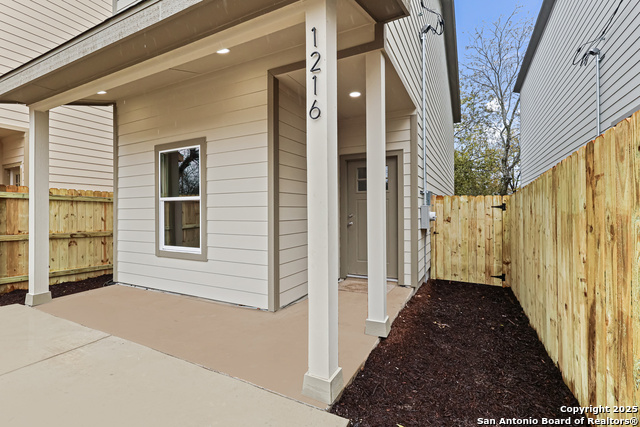 Listing photo id 0 for 1216 Aransas