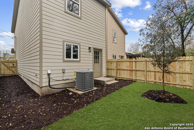 Listing photo id 25 for 1216 Aransas