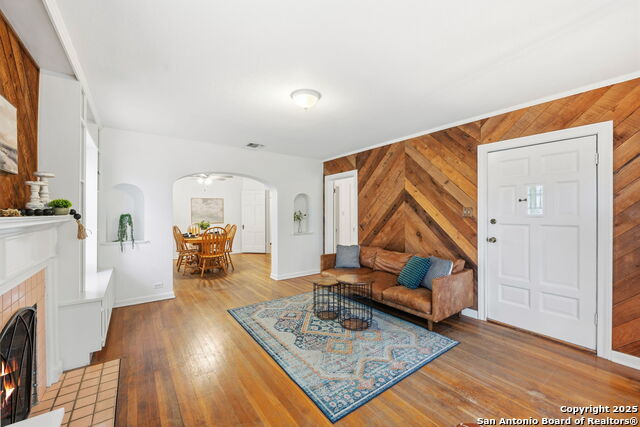 Listing photo id 9 for 2031 Summit W