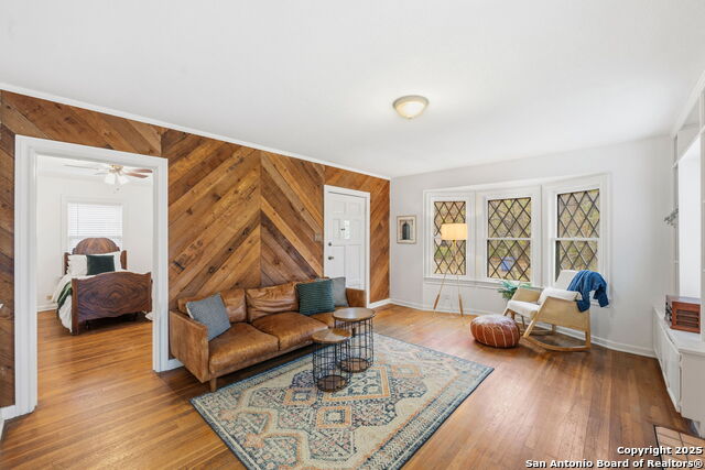 Listing photo id 10 for 2031 Summit W