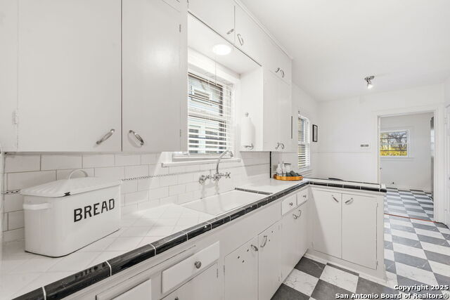 Listing photo id 12 for 2031 Summit W