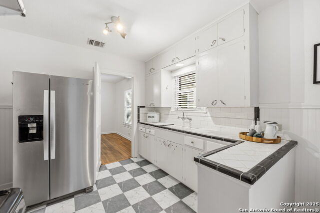 Listing photo id 13 for 2031 Summit W