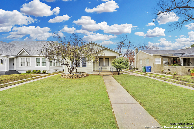 Listing photo id 0 for 2031 Summit W