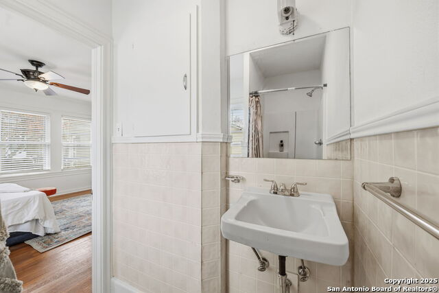 Listing photo id 23 for 2031 Summit W