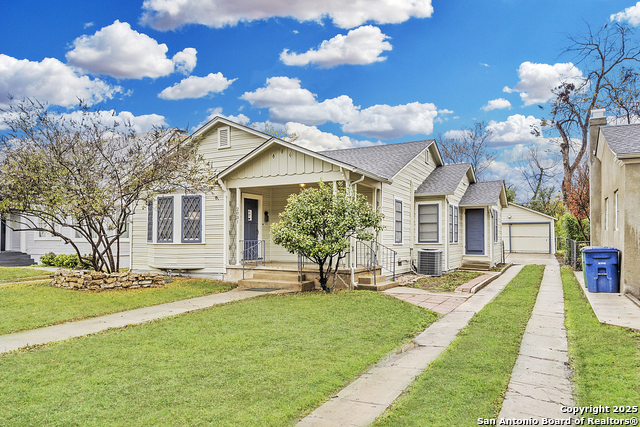 Listing photo id 1 for 2031 Summit W