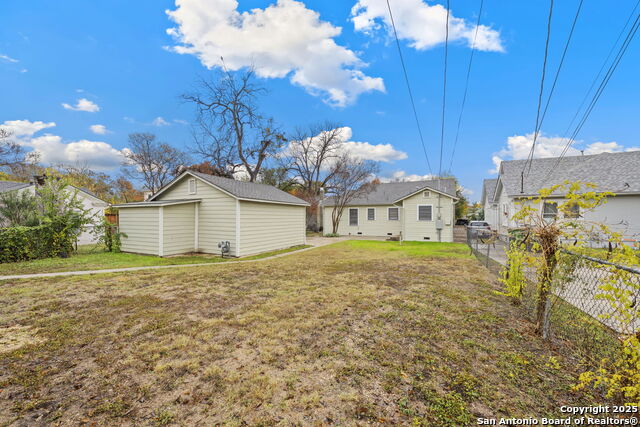 Listing photo id 32 for 2031 Summit W