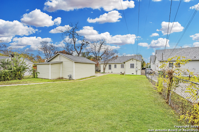 Listing photo id 2 for 2031 Summit W