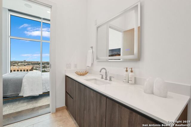 Image 21 of 31 For 123 Lexington  Unit 1806