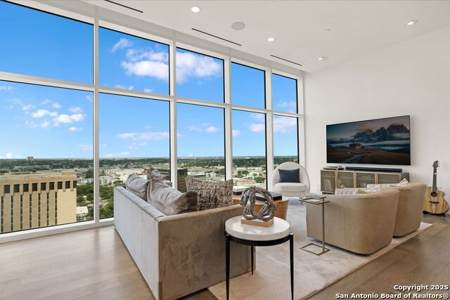 Image 4 of 31 For 123 Lexington  Unit 1806