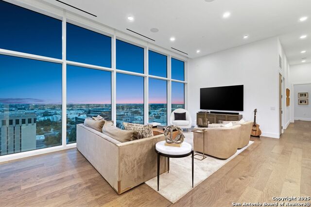 Image 5 of 31 For 123 Lexington  Unit 1806