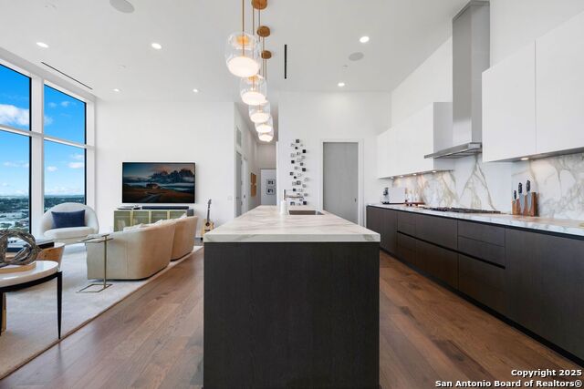 Image 6 of 31 For 123 Lexington  Unit 1806