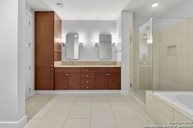 Image 12 of 29 For 610 Market E Unit 2811