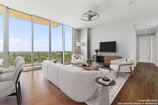 Image 3 of 29 For 610 Market E Unit 2811