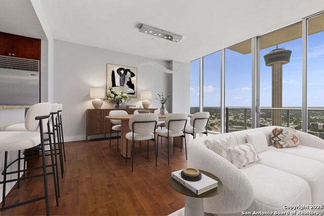 Image 5 of 29 For 610 Market E Unit 2811