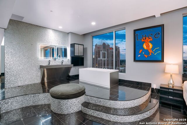 Image 9 of 24 For 610 Market E Unit 2818