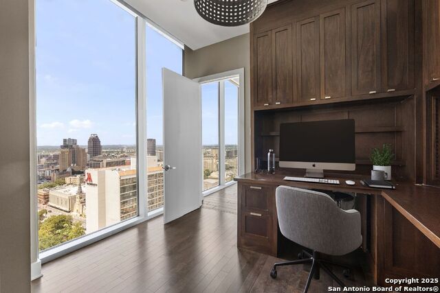 Image 13 of 26 For 610 Market E Unit 2508