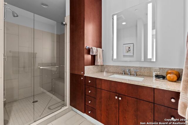 Image 15 of 28 For 610 Market E Unit 2905