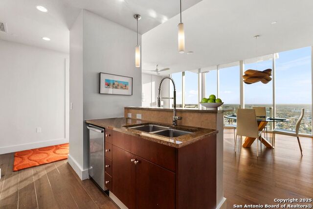 Image 6 of 28 For 610 Market E Unit 2905