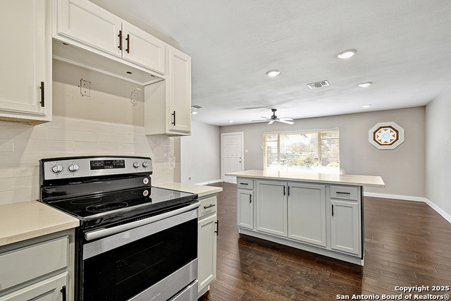 Image 17 of 30 For 2613 Summit Ave W