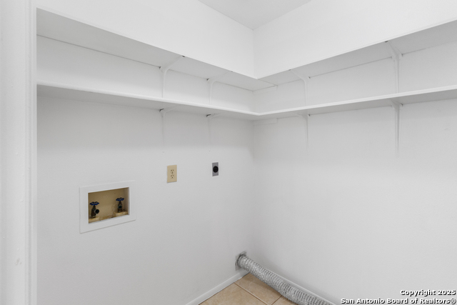 Listing photo id 19 for 9150 Dover  