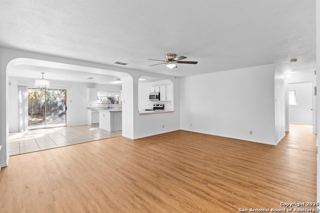 Listing photo id 3 for 9150 Dover  