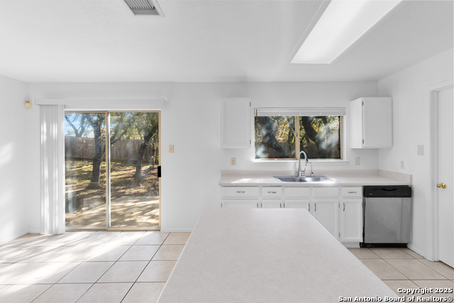 Listing photo id 4 for 9150 Dover  