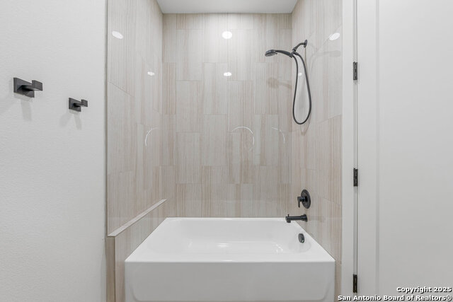 Listing photo id 9 for 712 Firefly Dr.