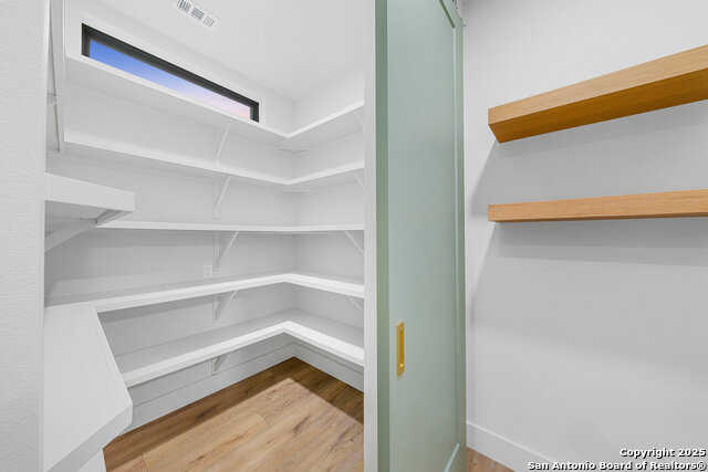 Listing photo id 10 for 712 Firefly Dr.