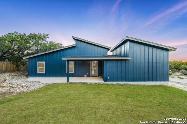 Listing photo id 11 for 712 Firefly Dr.